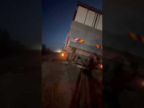 Груженый грузовик провалился