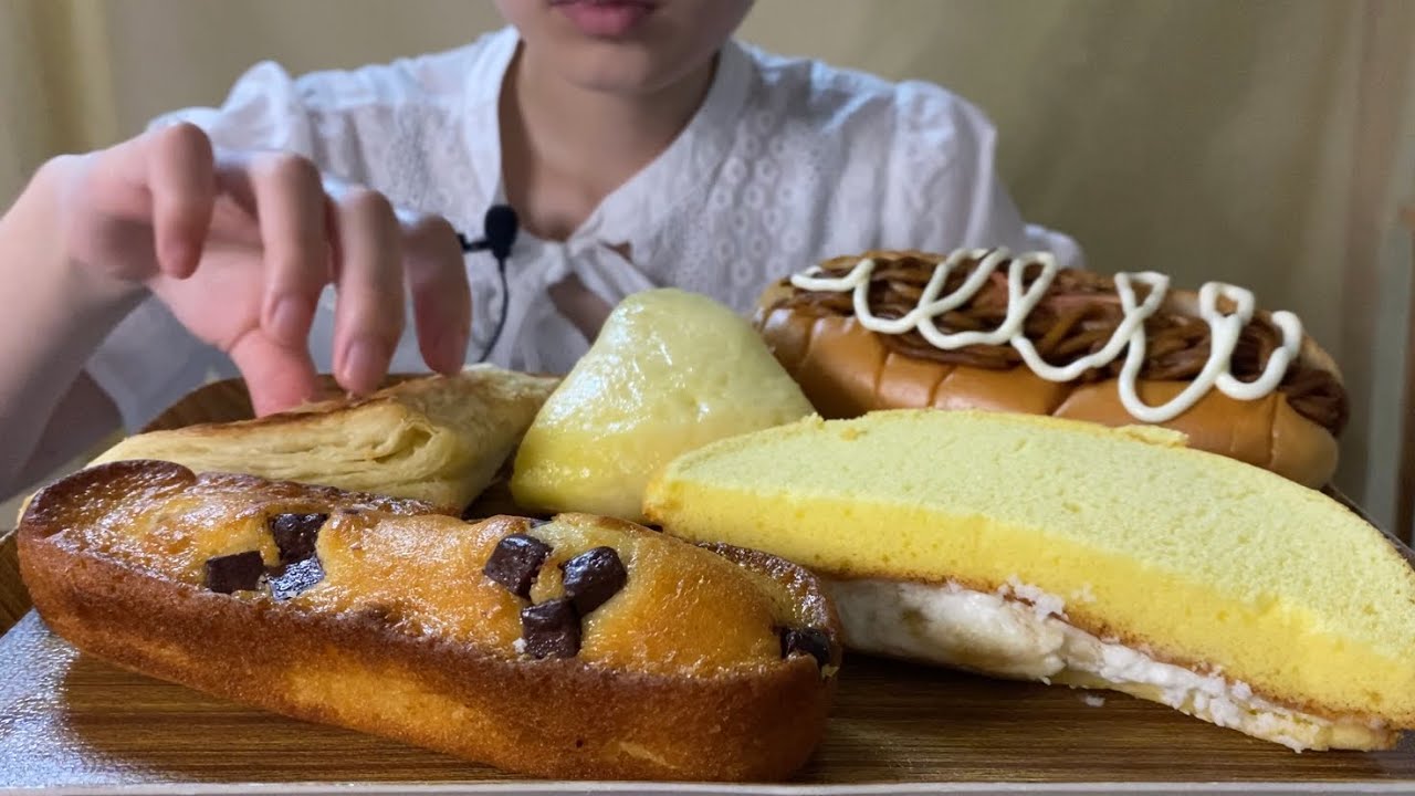 【咀嚼音/ASMR】Family Martしっとりケーキ、バナナスペシャル風生ケーキ、三角チョコパイ、焼きそばロールを食べた。eating  sounds/mukbang/no talking
