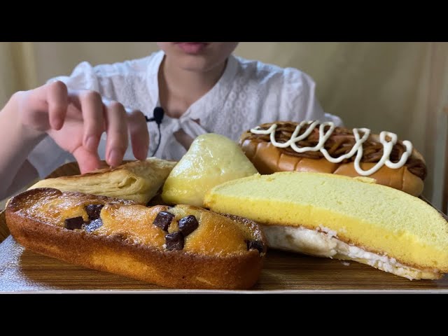 【咀嚼音/ASMR】Family Martしっとりケーキ、バナナスペシャル風生ケーキ、三角チョコパイ、焼きそばロールを食べた。eating  sounds/mukbang/no talking