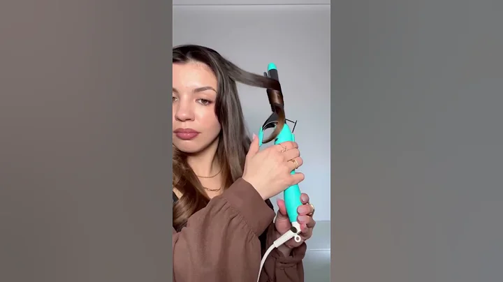 Stop curling your hair like this 🙅🏻‍♀️ #hairtutorial