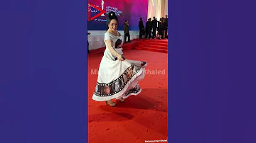 ظهور هند عاكف بعد منعها من الدخول علي ريد كاربت مهرجان القاهرة السينمائي بفستان عليه صور نجوم الفن 