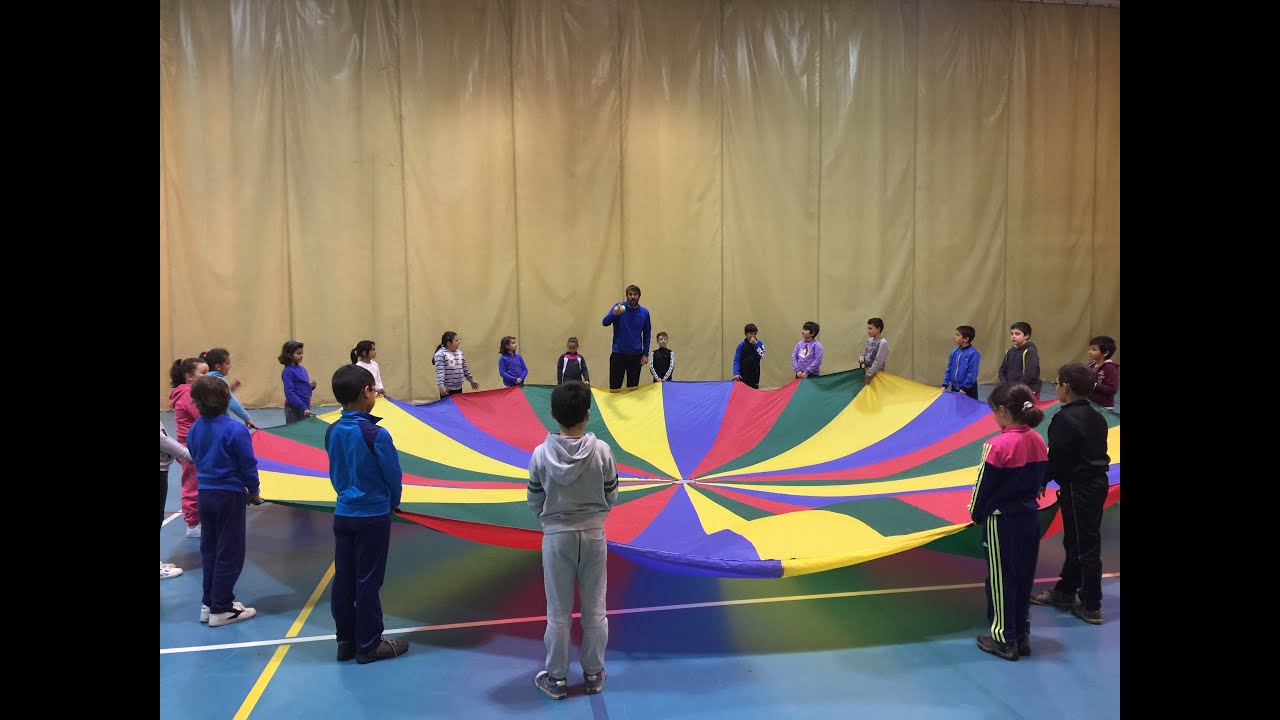 Sesión de Educación Física con paracaidas (parachute) - YouTube