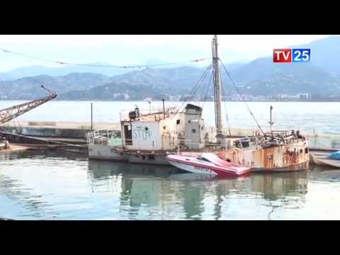 ნახევრად ჩაძირული გემი ბათუმის იახტკლუბში