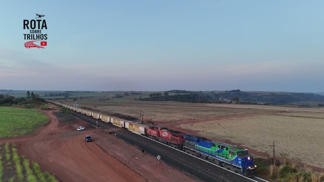 Trem Carregado Passa pela Estação de Ouro e Cruza com Trem de Manutenção