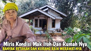 SEDIH BANGET MELIHAT MAK ITOH YANG TINGGAL SEORANG DIRI DEPAN HALAMAN RUMAH BANYAK KUBURAN