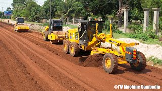 Komatsu Motor Grader GD655, Caterpillar D6N Bulldozer, Road Roller Building Road