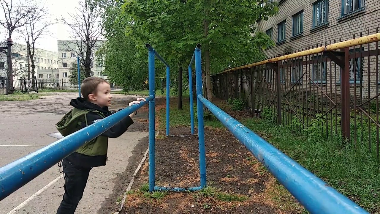 Детские площадки можно ли гулять. Трюки детские на площадке. Трюки на спортивной площадке. Площадка для трюков. Трюки на двух палках на спортивной площадке.