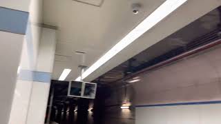 福岡市営地下鉄空港線福岡空港駅構内放送（２番線の電車は姪浜駅行電車です。この電車は約２分停車します。発車までしばらくお待ちください。）