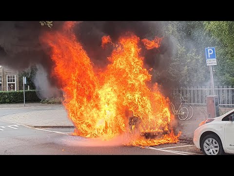 Vrouw en 3 jarig kind ontkomen aan vlammen brandende elektrische auto in Groningen