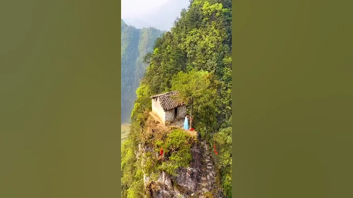 貴州大山懸崖上發現一座房子，爬上去腳都在發抖，這麼高是怎麼建上去的？ - 天天要聞