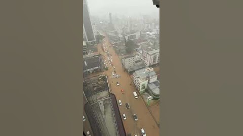 Caos em Balneário Camboriú por causa da chuva nesta manhã de quinta-feira.Imagens Divulgação.