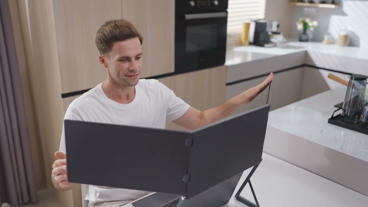 ノートPCが一瞬で立体3画面に！ 折りたたんで持ち運べる、どこでも