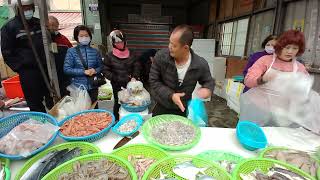 客人威脅說阿源如果再不賣給他，他下次三年後才要再來了 台中大雅市場  海鮮叫賣哥阿源  Taiwan seafood auction
