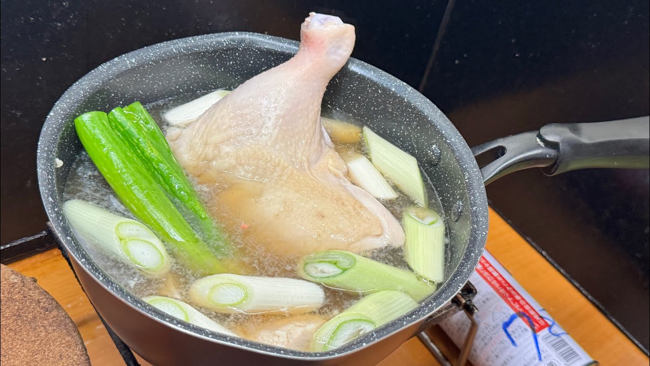 ちょっとビジュアルにインパクトがある白菜が主役のようで脇役の鍋を煮込んでハイボールをキメるだけの動画