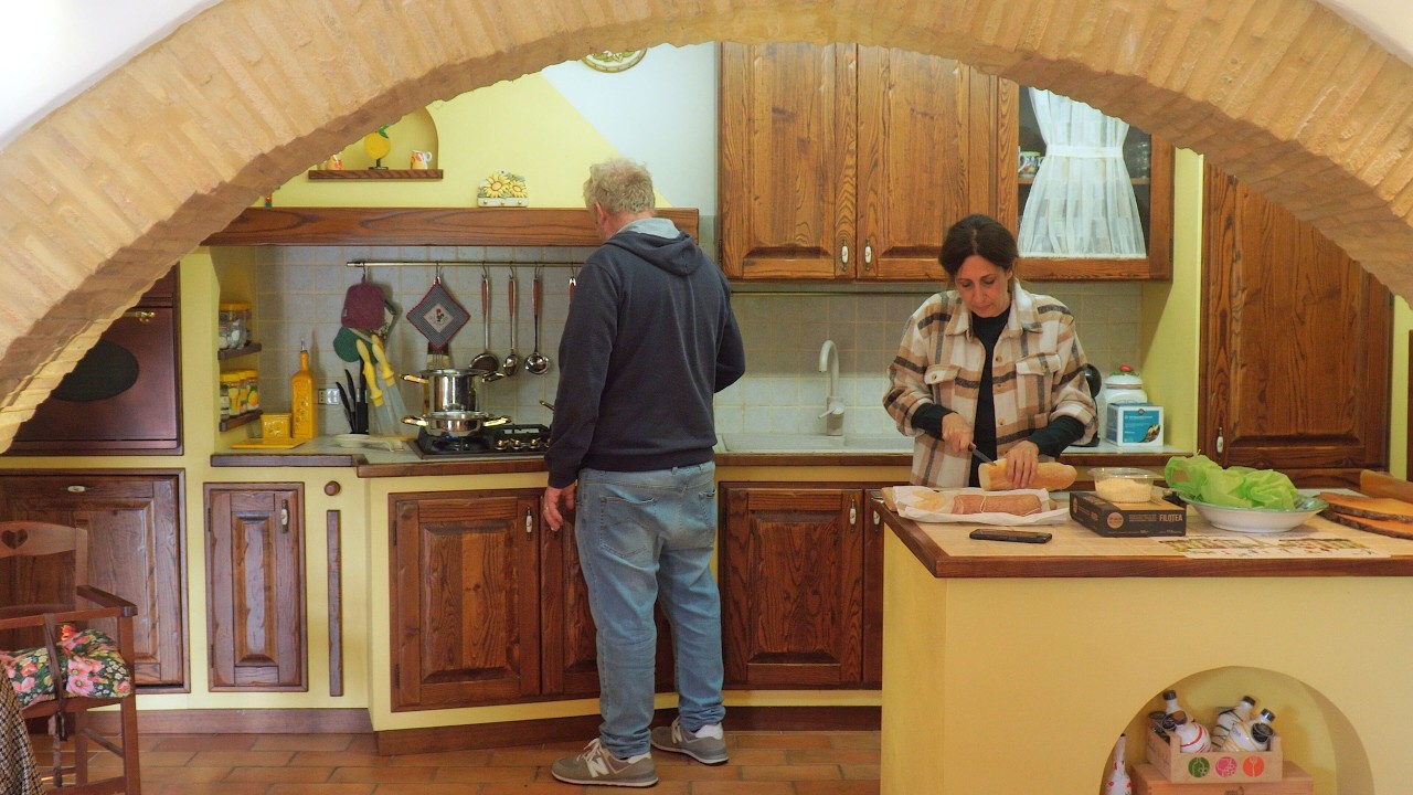 Медленное и мирное воскресенье на холмах Марке: шитье, дождь, чай и сладости.