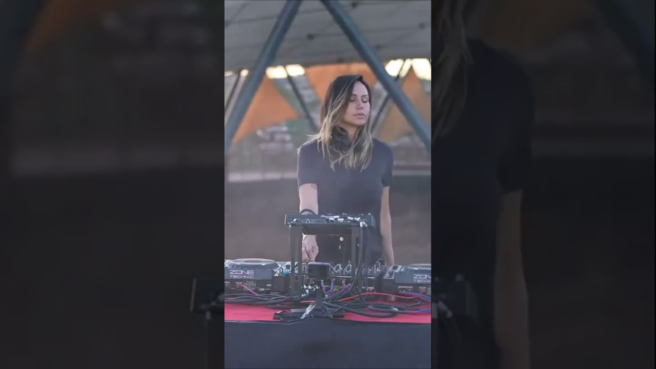 Watch Deborah De Luca playing Niereich & Shadym - Flashban on YouTube Watch Deborah De Luca playing Niereich & Shadym - Flashban on YouTube