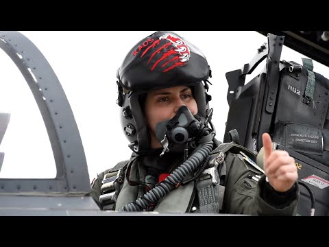F-15E 전투기의 주조종사, <strong>부조종사</strong>, 정비 및 무장사가 모두 여군, 여군으로 편성된 미 공군 48전투비행단의 F-15E 스트라이크 이글 전투기 출격 훈련 영상