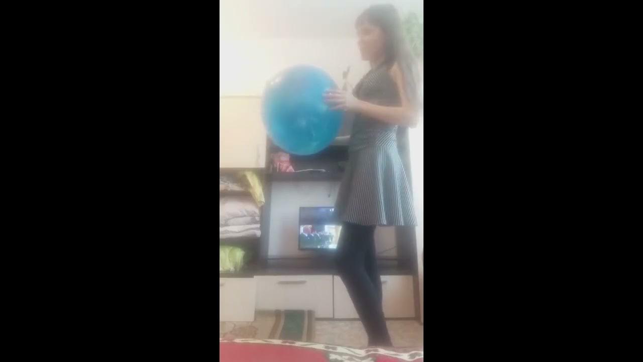 Надувает шарик - YouTube