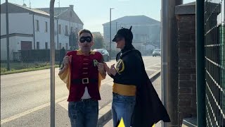 Batman e Robin a Tribano per salvare il Veneto da Fleximan, la parodia di Carlo&Giorgio