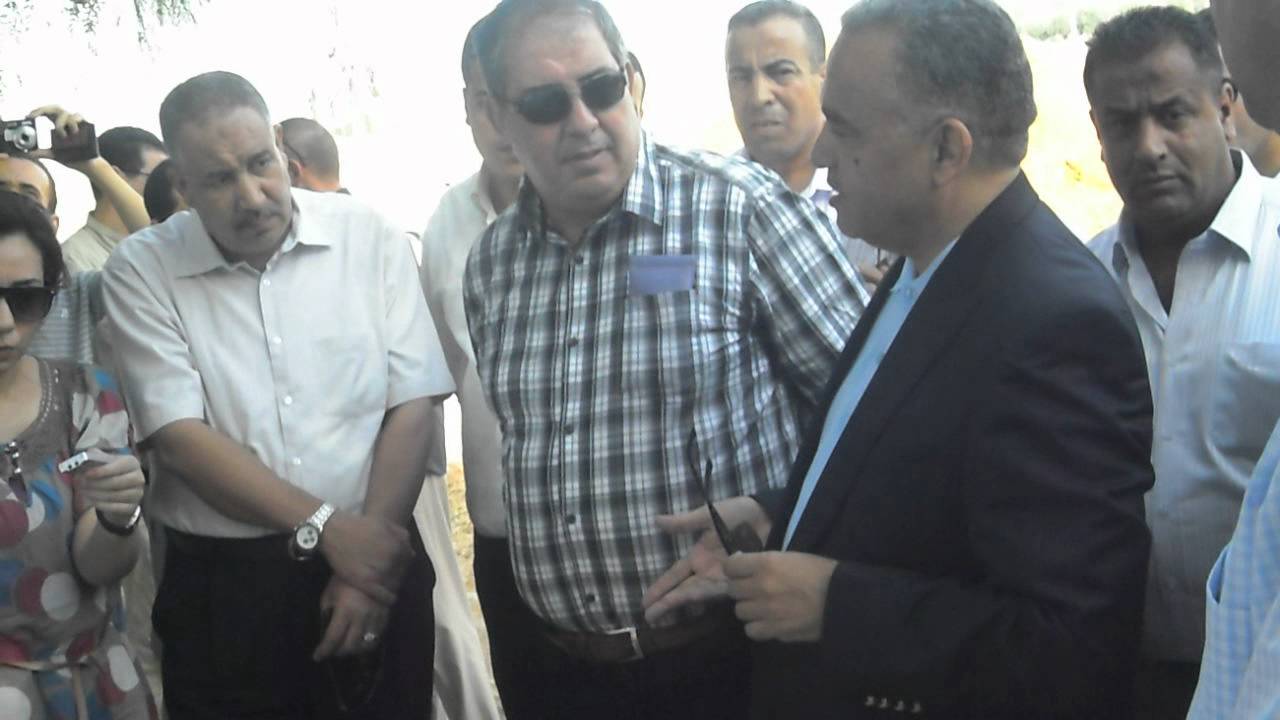 زيارة والي ولاية الشلف لحي الموافقية الجزء 1.AVI