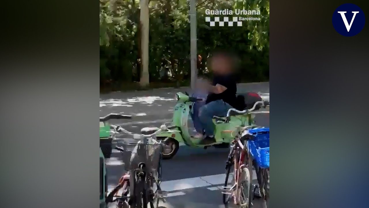 Detenido en Barcelona por ir sin casco, ir mirando el móvil y dejar que una niña condujera la moto