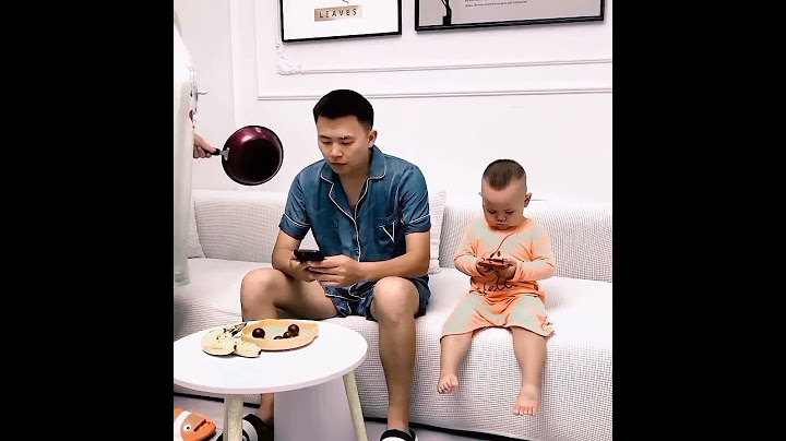 Baby won't sleep while playing with mobile phone, mother can solve it with one trick#shorts