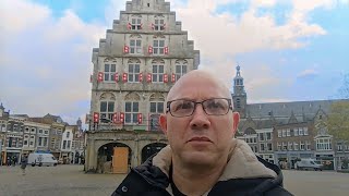 Een visuele tour door Gouda: grachten, gevels en historie”