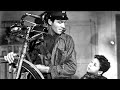 映画『自転車泥棒』盗まれた自転車を探して街をさまよう父と少年の絶望的な一日を通して、貧困に打ちひしがれる庶民の現実を描いた感動のドラマ。