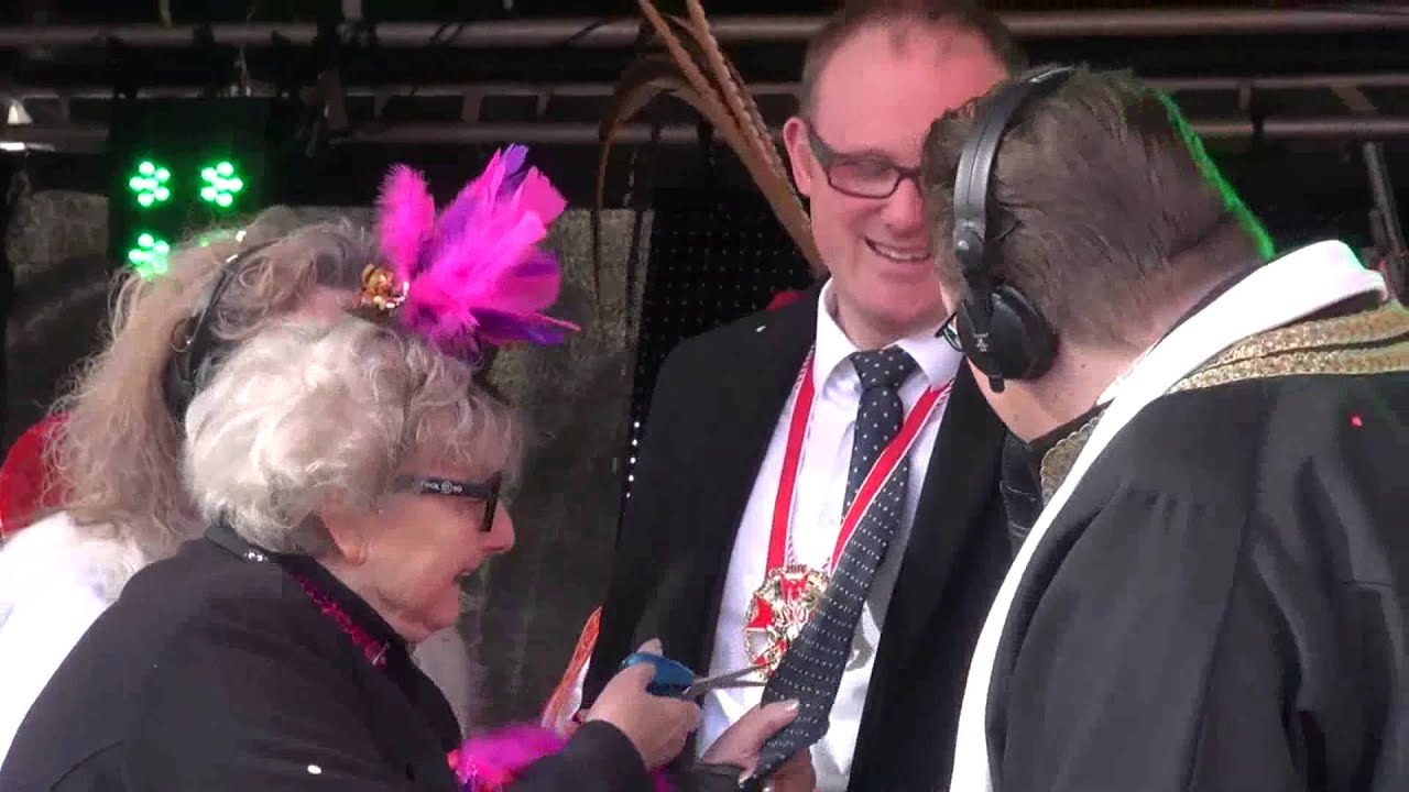 Möhnen entführten OB Sören Link aus dem Rathaus karneval cap 1 sub español facebook