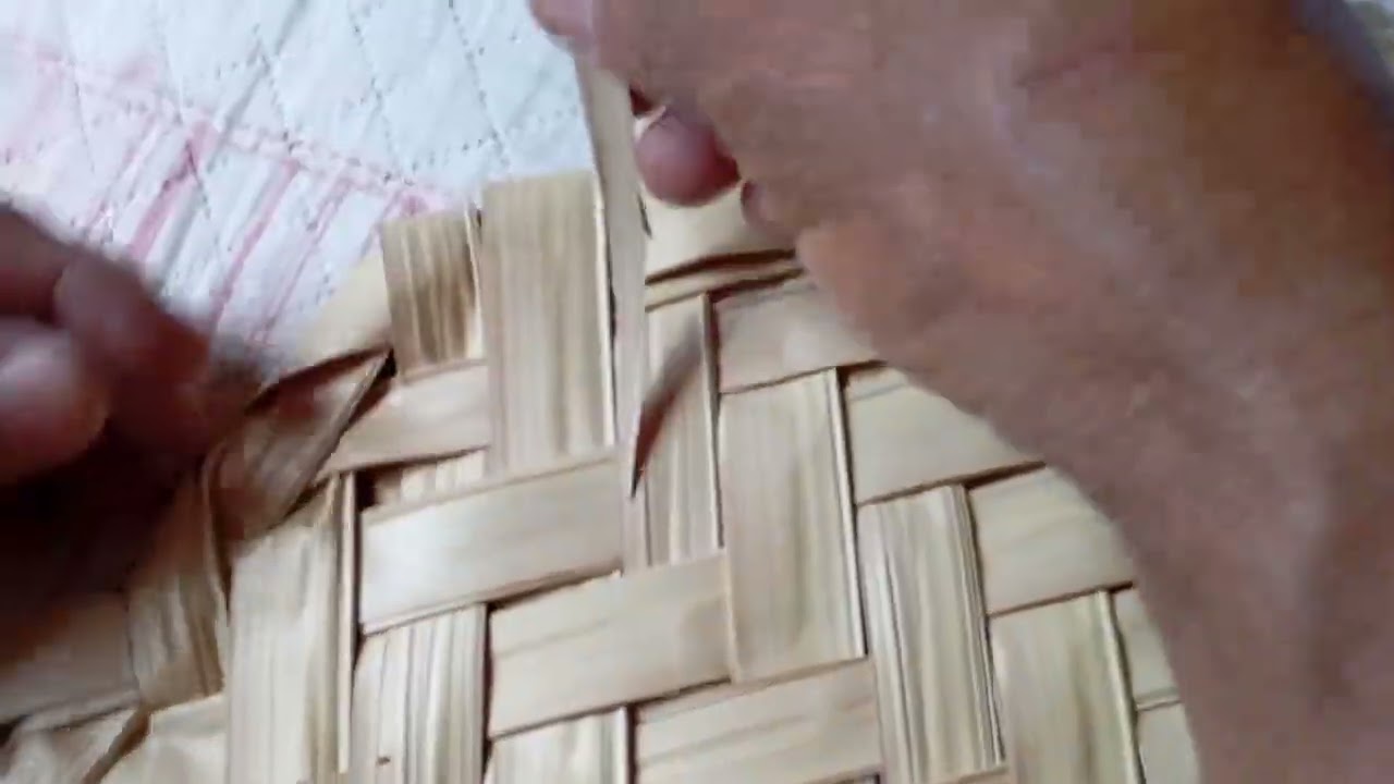 Fazendo artesanato  da palha da palmeira babaçu, Abano