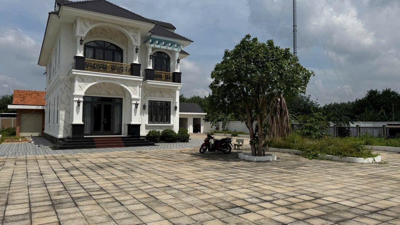 TRỜI ƠI CĂN BIỆT THỰ VILA ĐẸP NHƯ HOA HẬU GẦN 2,500MV MA GIÁ CHỈ HƠN 10TỶ RẺ NHƯ BÈO LUÔN QUÝ VỊ ƠI.