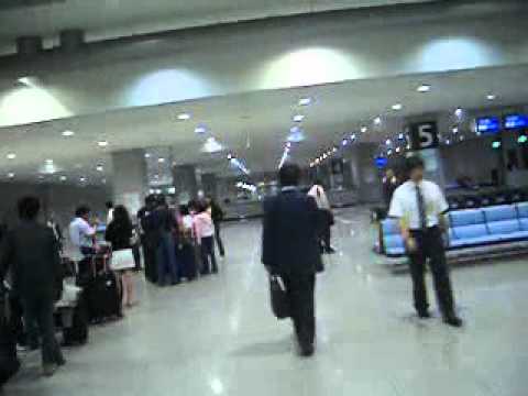 關西空港〈出境大廳〉提行李.flv