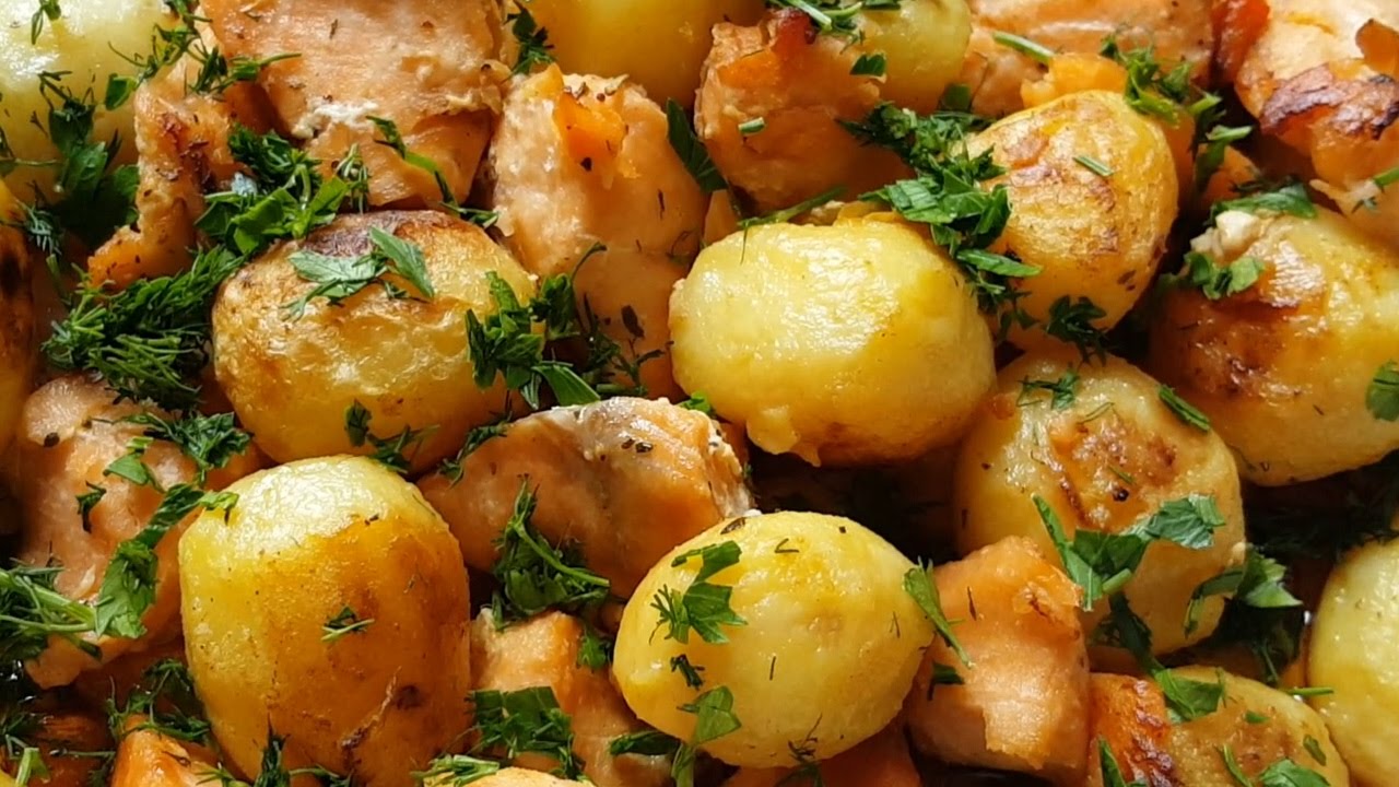 Рецепты целой картошки в духовке. Рыба с картошкой. Семга с картошкой. Картошка в духовке. Печеный картофель с рыбой.