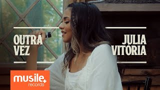 Video voorbeeld van "Julia Vitoria - Outra Vez (Clipe Oficial)"