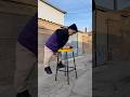 نسى غطاء البطل مفتوح وصعد على الكرسي #shorts