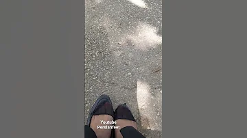 جوراب های نازک و شیشه ای بانوی ایرانی در پارک 