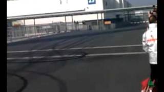 Lewis Hamilton heizt mit SLR über Cebit 2011