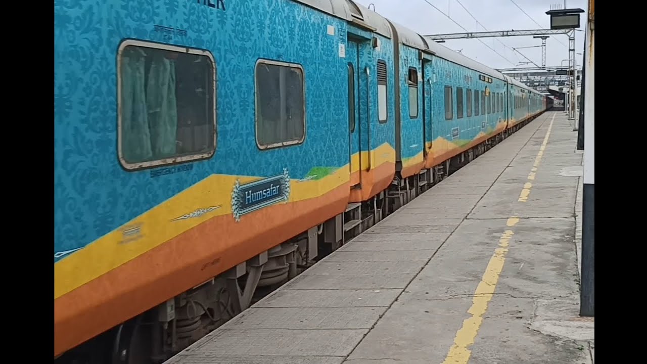 09038-बाड़मेर-बांद्रा हमसफर एक्सप्रेस स्टेशन को धिमी गति से पार करते हुए निकली  