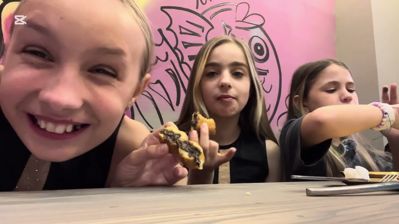 Пришли в Чико на закрытую дегустацию с Мариком и Дашей ,Чико Минск открывается 1 февраля 🎀😍🥰😘🤗❤️