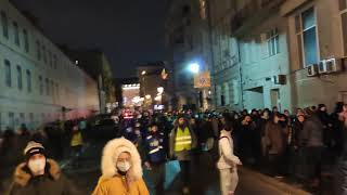 Большая колонна людей идет по Петровке.