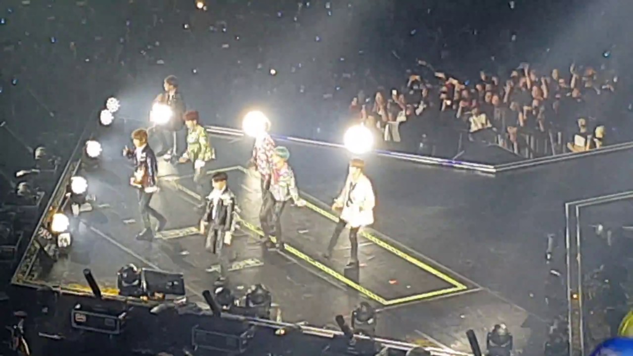 181019 BTS Concert in Paris D1 - medley Blood sweat and tears/ Boy in luv/ Fire