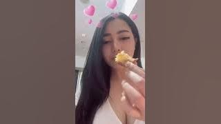 Tante Mika 69 lagi makan sore