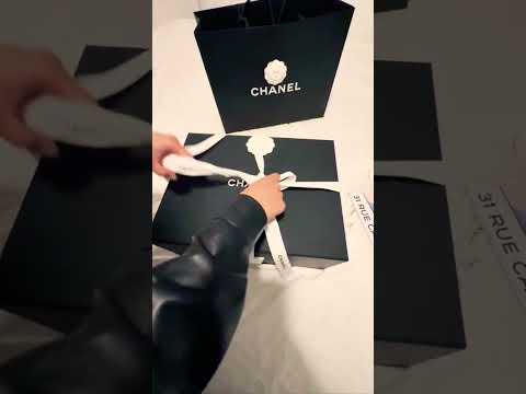 أصبحت شانيل الآن تضع مجلة على غلافها جيني مع كل عملية شراء لحقائب من تشكيلتها Jennie