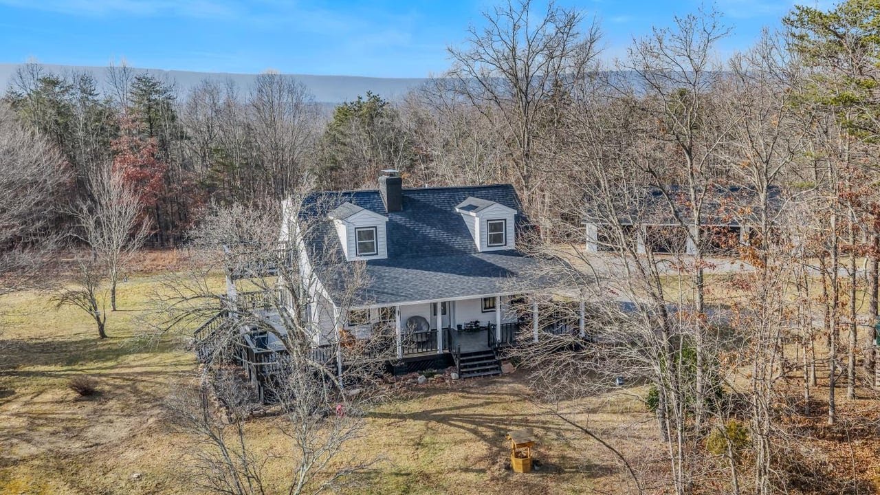 654 Soper Ln, Berkeley Springs, WV