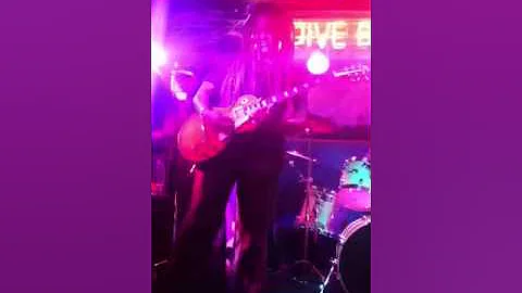 Terri Caitlin band At de "Dive Bar"