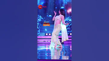 Mouni Roy dancing in Saree at awards ceremony #mouniroy #saree #viral