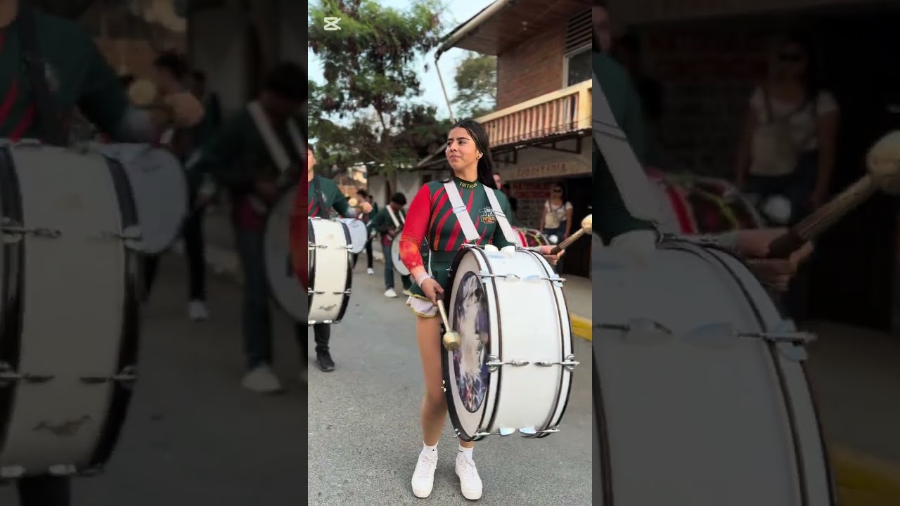 De Donde Me Ven Amores Videoviral Desfile