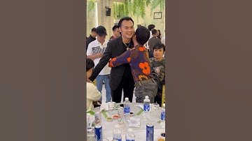 Nsut Kim Tiểu Long bị mọi người quay kín tại sinh nhật Ns Thy Nhung