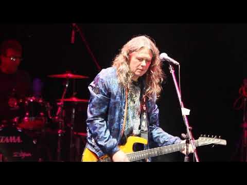 Чиж а девчонка та. Караоке чиж о любви. А девчонка та проказница текст. Чиж а девчонка та. Чиж ели слушать.