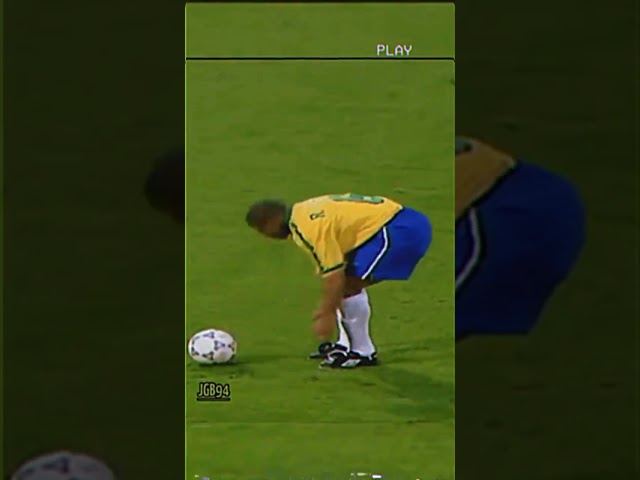 Here's Roberto Carlos' secret during free kicks ⚡ class=